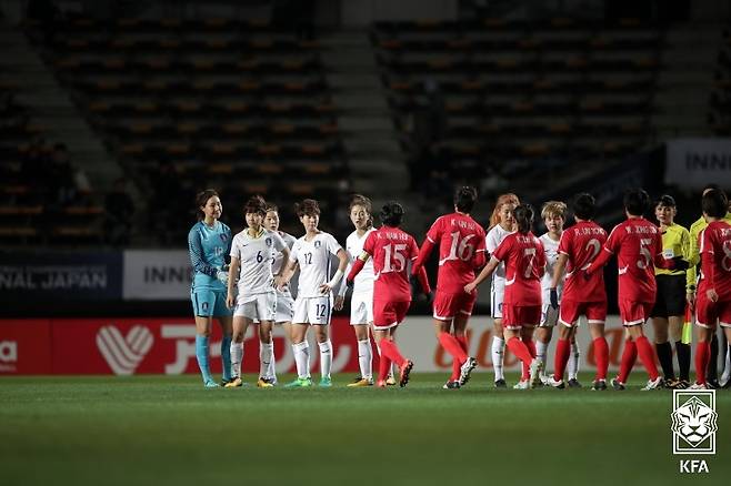 지난 2017년 동아시아축구연맹(EAFF) E-1 풋볼챔피언십 여자축구 남북전 당시 경기 모습. /사진=대한축구협회 제공