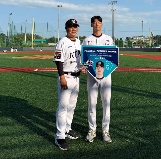 KT 윤상인(오른쪽)이 2025년 KBO 퓨처스리그 6월 이달의 신인상을 받고 기념사진을 찍고 있다. /사진=KT 위즈 제공