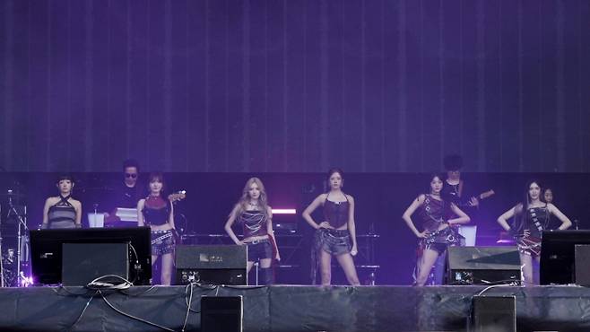 음향 문제에도 거뜬! 아이브, '롤라팔루자 파리' 삼켰다