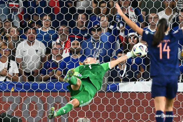 안 카트린 베르거의 슈퍼세이브 장면(왼쪽 초록색 유니폼). /AFPBBNews=뉴스1