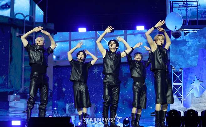 (서울=뉴스1) 권현진 기자 = 그룹 투모로우바이투게더(TXT,TOMORROW X TOGETHER)가 21일 오후 서울 동대문구 경희대학교 서울캠퍼스 평화의전당에서 가진 정규 4집 '별의 장: TOGETHER' 발매 기념 쇼케이스에서 타이틀곡 'Beautiful Strangers(뷰티풀 스트레인저스)'를 열창하고 있다. 2025.7.21/뉴스1  Copyright (C) 뉴스1. All rights reserved. 무단 전재 및 재배포,  AI학습 이용 금지. /사진=(서울=뉴스1) 권현진 기자