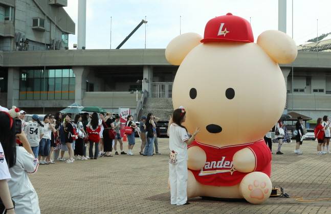 SSG 랜더스 팬들이 깜자와 함께 사진을 찍고 있다. /사진=SSG 랜더스 제공