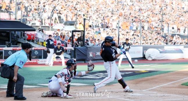한화 노시환(가운데 타자)이 20일 수원 KT전 1회초 1사 2, 3루에서 2타점 안타를 치고 있다. /사진=강영조 선임기자