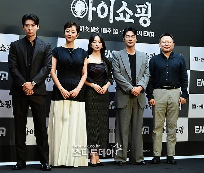 ‘아이쇼핑’ 제작발표회에 참석한 김진영(덱스), 염정아, 원진아, 최영준, 오기환 감독(왼쪽부터). 사진| 강영국 기자