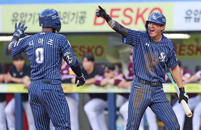 삼성 라이온즈 르윈 디아즈가 20일 대구 키움 히어로즈전에서 홈런을 친 뒤 구자욱의 환영을 받고 있다. 삼성 라이온즈