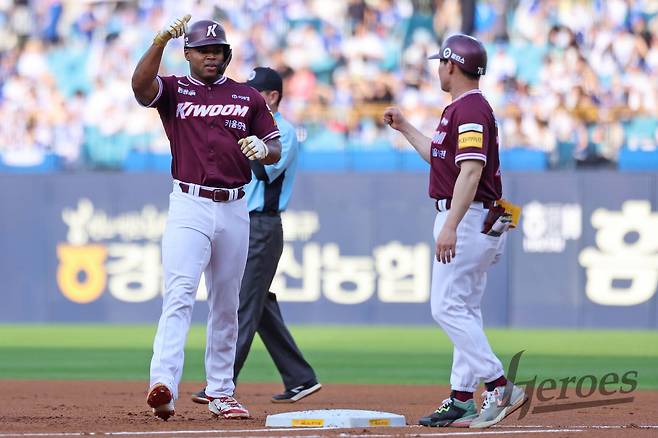 키움 히어로즈 스톤 개랫이 20일 대구 삼성 라이온즈전에서 타격 후 세리머니하고 있다. 키움 히어로즈