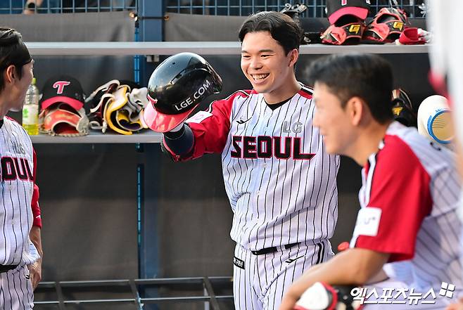 LG 트윈스 외야수 문성주가 20일 서울 잠실야구장에서 열린 2025 신한 SOL Bank KBO리그 롯데 자이언츠와의 팀 간 11차전에 2번타자 겸 우익수로 선발출전, 4타수 3안타 2타점 2득점을 기록했다. 사진 김한준 기자