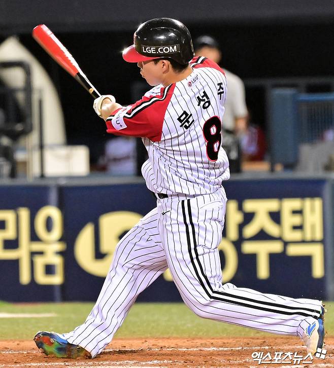 LG 트윈스 외야수 문성주가 20일 서울 잠실야구장에서 열린 2025 신한 SOL Bank KBO리그 롯데 자이언츠와의 팀 간 11차전에 2번타자 겸 우익수로 선발출전, 4타수 3안타 2타점 2득점을 기록했다. 사진 김한준 기자