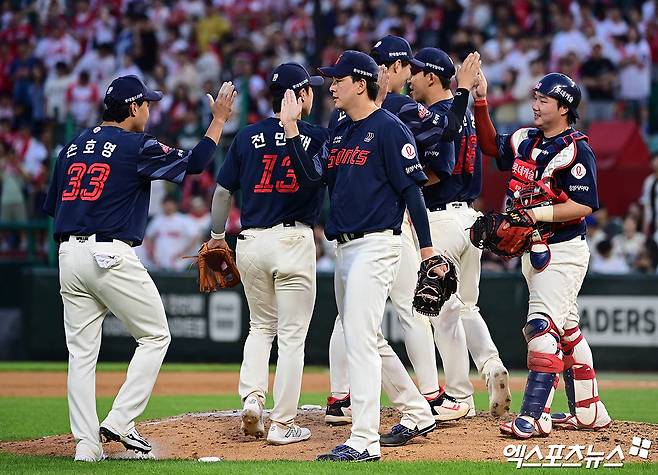 김태형 감독이 이끄는 롯데 자이언츠가 지난 20일 잠실 LG 트윈스전 패배로 공동 2위 도약이 불발됐다. 사진 엑스포츠뉴스 DB