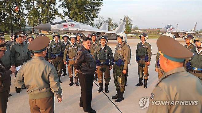 북한 김정은, 공군 방공ㆍ공습훈련 지도 (서울=연합뉴스) 김정은 북한 국무위원장이 지난 15일 제1공군사단 관하 비행연대를 방문해 공군 반항공(방공)전투 및 공습 훈련을 지도하고 "전군의 모든 부대들이 항시적인 임전 태세, 격동상태에서 전쟁 준비에서의 획기적 전환을 가져와야 한다"고 강조했다고 조선중앙TV가 17일 보도했다. [조선중앙TV화면] 2025.5.17 
    [국내에서만 사용가능. 재배포 금지. For Use Only in the Republic of Korea. No Redistribution] nkphoto@yna.co.kr