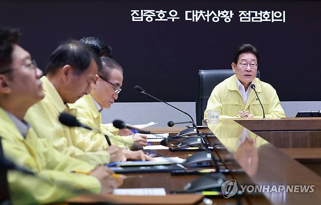 이재명 대통령, 집중호우 대처상황 점검회의 (서울=연합뉴스) 홍해인 기자 = 이재명 대통령이 18일 정부서울청사 중앙재난안전상황실 서울상황센터에서 집중호우 대처상황 점검회의를 주재하고 있다. 2025.7.18 hihong@yna.co.kr