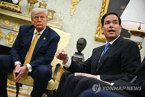 트럼프와 루비오  (AFP=연합뉴스) 지난 16일(현지시간) 미 백악관 오벌오피스에 함께 있는 도널드 트럼프 대통령과 마코 루비오 국무장관. [연합뉴스 자료사진. 재판매 및 DB 금지]
