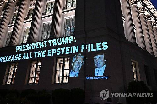 엡스타인 파일 공개 촉구 광고 [AFP=연합뉴스 자료사진. 재판매 및 DB 금지]
