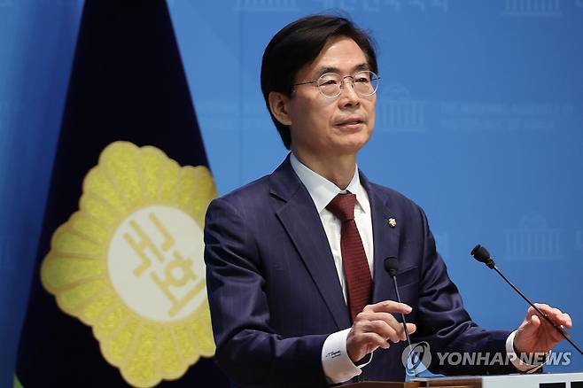 당대표 출마 선언하는 조경태 의원 (서울=연합뉴스) 김주성 기자 = 국민의힘 조경태 의원이 21일 서울 여의도 국회 소통관에서 당대표 출마 의사를 밝히는 기자회견을 하고 있다. 2025.7.21 utzza@yna.co.kr