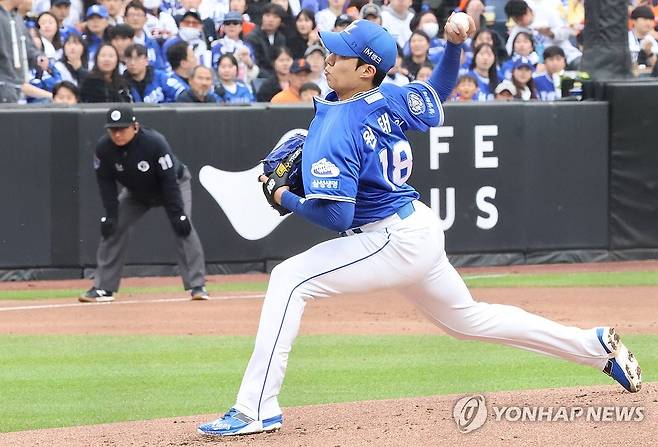 역투하는 원태인 (대전=연합뉴스) 강수환 기자 = 6일 대전 한화생명볼파크에서 열린 프로야구 2025 신한 SOL 뱅크 KBO리그 삼성 라이온즈와 한화 이글스의 경기. 1회말 한화 공격. 삼성 선발 투수 원태인이 역투를 하고 있다. 2025.5.6 swan@yna.co.kr