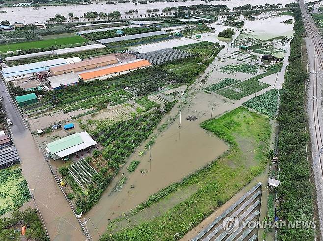 범람한 강물에 침수된 마을 (대구=연합뉴스) 윤관식 기자 = 폭우가 쏟아진 2024년 7월 10일 대구 동구 금강동이 금호강 범람으로 침수, 고립돼 있다. 2024.7.10 psik@yna.co.kr