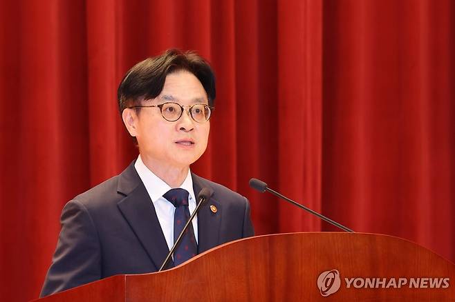 취임사 하는 김정관 산업부 장관 (세종=연합뉴스) 배재만 기자 = 김정관 산업통상자원부 장관이 21일 정부세종청사 산업통상자원부 강당에서 열린 취임식에서 취임사를 하고 있다. 2025.7.21 scoop@yna.co.kr