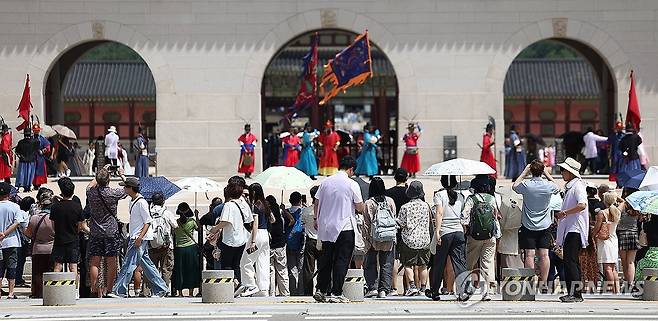 양산 쓴 시민들 (서울=연합뉴스) 김성민 기자 = 무더위가 다시 시작된 21일 서울 종로구 광화문광장 인근에서 시민들이 양산을 쓰고 있다. 2025.7.21 ksm7976@yna.co.kr