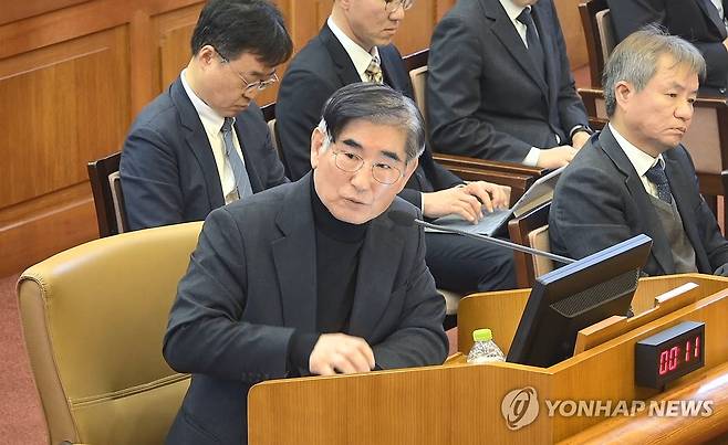 윤 대통령 증인신문에 답변하는 김용현 전 국방장관 (서울=연합뉴스) 김용현 전 국방부 장관이 23일 서울 종로구 헌법재판소에서 열린 윤석열 대통령 탄핵심판 4차변론에 증인으로 출석해 윤 대통령의 직접 신문에 답변하고 있다.  2025.1.23 [헌법재판소 제공. 재판매 및 DB 금지] photo@yna.co.kr