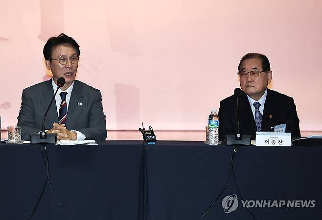 모두발언 하는 김민석 국무총리 (서울=연합뉴스) 이정훈 기자 = 김민석 국무총리가 21일 서울 용산구 백범김구기념관에서 열린 광복 80년 기념사업추진위원회 1차 회의에서 모두 발언을 하고 있다. 오른쪽은 이종찬 광복회장. 2025.7.21 uwg806@yna.co.kr
