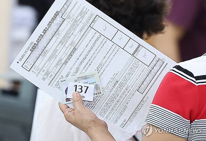 민생회복 소비쿠폰 신청하는 시민 (대구=연합뉴스) 윤관식 기자 = 민생회복 소비쿠폰 신청이 시작된 21일 대구 달서구 진천동행정복지센터에서 시민들이 신청 순서를 기다리고 있다. 2025.7.21 psik@yna.co.kr