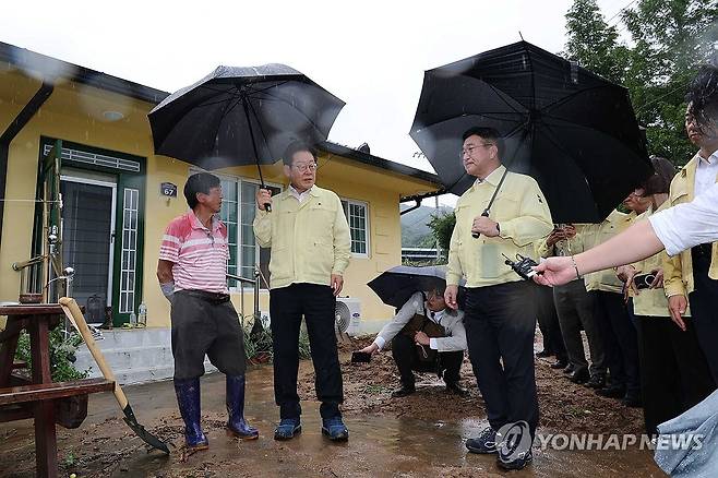 산청 호우 피해 지역 찾은 이재명 대통령 (산청=연합뉴스) 한상균 기자 = 이재명 대통령이 21일 집중호우로 산사태가 발생한 경남 산청군 산청읍 부리마을에서 피해 현황을 살피고 있다. 2025.7.21 xyz@yna.co.kr