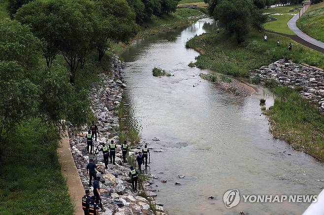 불어난 물에 휩쓸린 실종자 수색작업 중인 경찰 [양영석 기자]