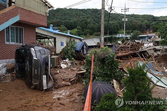 물폭탄에 쓰러진 차량 (가평=연합뉴스) 임병식 기자 = 20일 오후 경기도 가평군 조종면에서 새벽 시간에 쏟아진 폭우로 산사태가 발생해 주택과 차량이 파손되어 있다. 2025.7.20 andphotodo@yna.co.kr