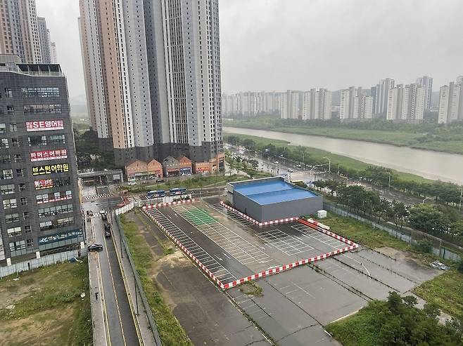 ▲ 안산시가 상록구 사동 90블록 복합용지 내 임시주차장 122면을 조성하고 오는 22일부터 무료 개방한다. /사진제공=안산시