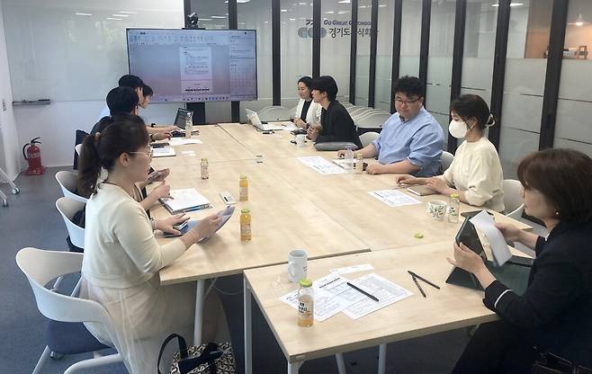 ▲ 수원의 사회적경제기업들이 회의를 하고 있다.&nbsp;/사진제공=수원시