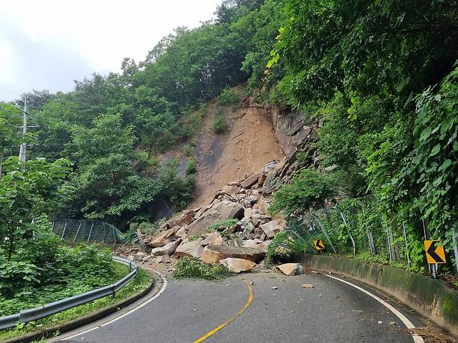 ▲ 포천시 이동면에서 산사태가 발생해 도로를 덮쳐 차량 통행이 전면 통제됐다./사진제공=포천시
