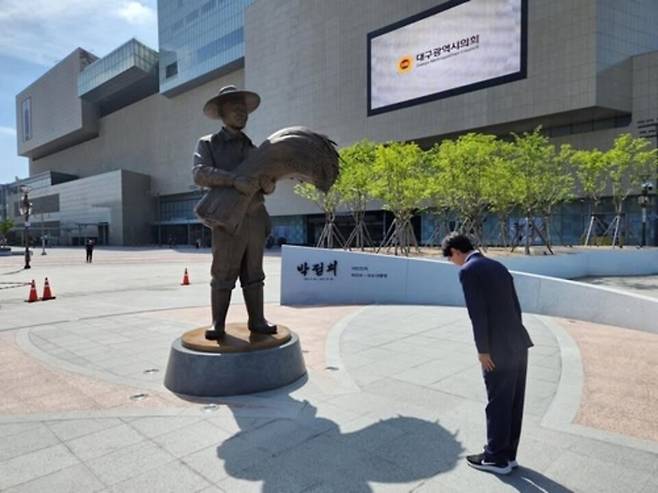 ▲ 국민의힘 조경태 의원이 22일 동대구역에 설치된 박정희 전 대통령 동상을 참배하고 있다. /연합뉴스