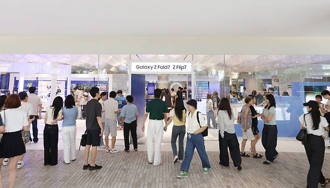 ▲&nbsp;서울 영등포구 더현대 서울에 오픈한 '갤럭시 스튜디오' 전경. /사진제공=삼성전자