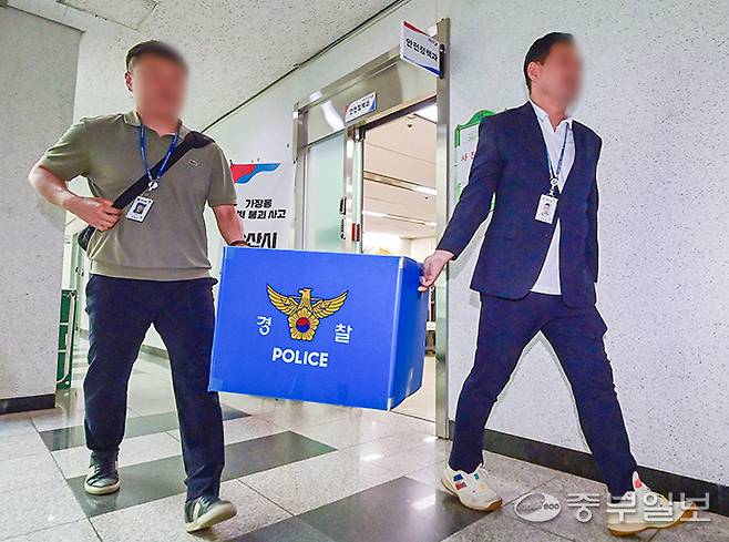 22일 오후 오산시청에서 경찰 관계자들이 오산시 가장교차로 고가도로의 옹벽 붕괴로 인한 차량 운전자 사망 사고 관련 압수수색을 마치고 압수물품을 들고 복귀하고 있다. 임채운기자