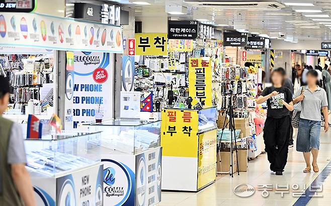 이동통신 단말기 유통 시장을 규제해온 '이동통신 단말장치 유통구조 개선에 관한 법률' 일명 단통법이 폐지된 22일 오후 수원의 한 지하상가 이동통신 판매점 앞으로 시민들이 지나가고 있다. 노민규기자