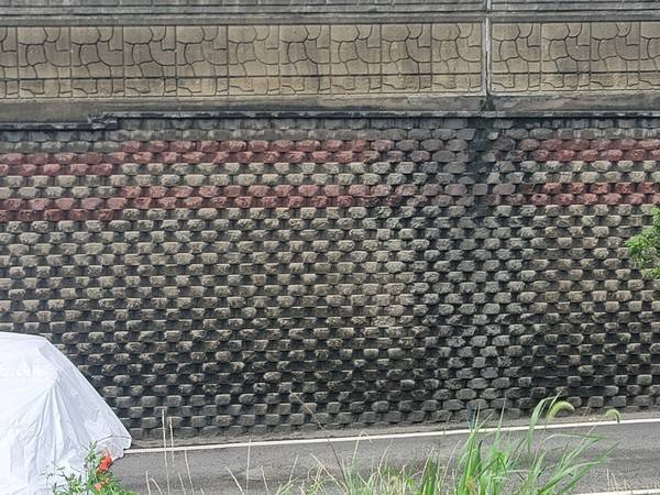 붕괴된 옹벽 구간 주변으로 빗물이 침투해 옹벽 곳곳이 오랜 기간 빗물이 흘러내리면서 검게 변색됐다.[사진출처 = 경인방송]