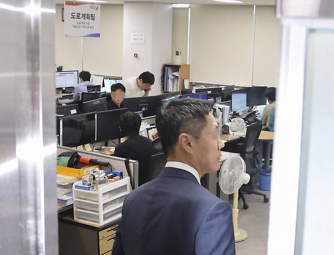 오산 고가차로 옹벽 붕괴 사고를 수사 중인 경기남부경찰청이 22일 오전 오산시청 등 3곳을 대상으로 압수수색을 벌이고 있다. 김태완 기자 lift@kihoilbo.co.kr