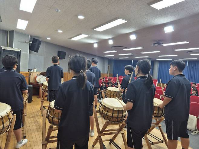 자유학기제 활동으로 난타를 배우고 있는 학생들. 대전느리울중 제공