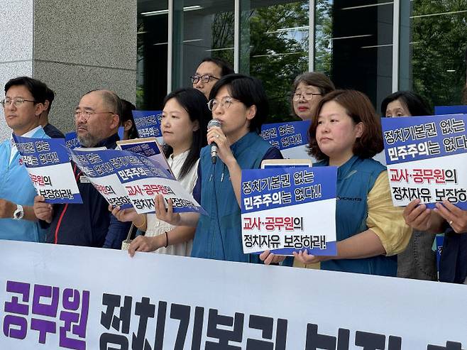 신은 전교조 대전지부장이 교사 대표 발언을 하고 있다.