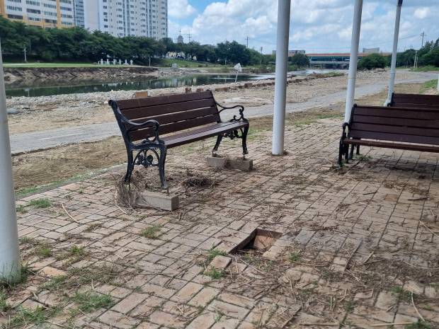 22일 광주광역시 서구 광주천변 산책로에 벤치가 뽑혀져 있다. 정승우 기자