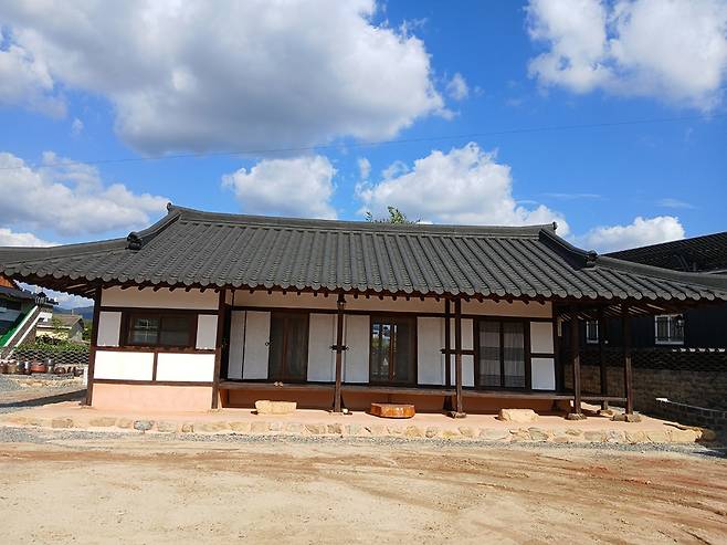 군 ‘마더하우스’ 사업을 통해 리모델링을 완료한 노후 주택 전경. <영암군 제공>