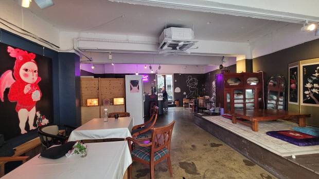 인문학자, 화가, 천연염색가, 연극인 4명이 의기투합해 오픈한 ‘아모르 파티’는 예술과 음식, 술이 어우러진 공간이다.