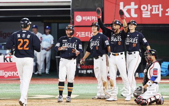 ▲ 지난 20일 경기도 수원케이티위즈파크에서 열린 2025 KBO리그 프로야구 한화 이글스와 kt wiz의 경기. 9회초 1사 주자 만루에서 한화 채은성이 만루홈런을 치고 홈으로 들어오며 동료들의 축하를 받고 있다. 연합뉴스