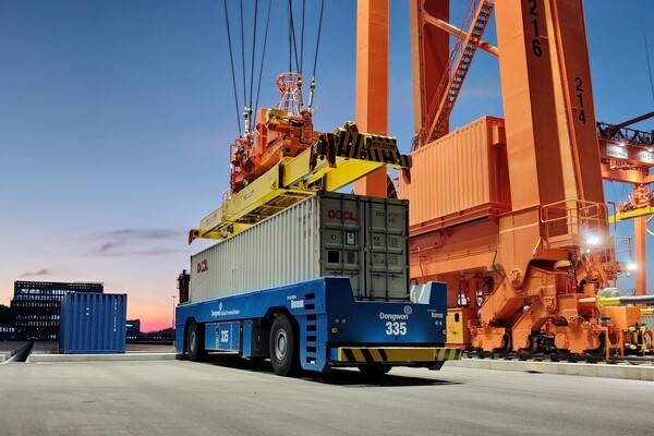 현대로템이 부산 신항 7부두에 공급한 항만 AGV. /현대로템