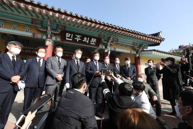 더불어민주당 윤호중 비대위원장과 비대위원들이 2022년 3월 국립 5·18민주묘지에서 호남 지역민에게 대선 패배 결과 사과 입장문을 낭독하는 모습. 연합뉴스