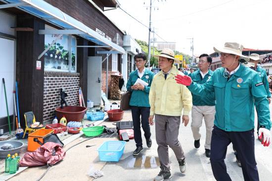 박완수 도지사가 22일 오후 오태완(오른쪽) 의령군수의 안내로 의령군 대의면 마쌍리 구성마을을 찾아 주택과 상가 침수현장을 점검하고 있다.사진=경남도