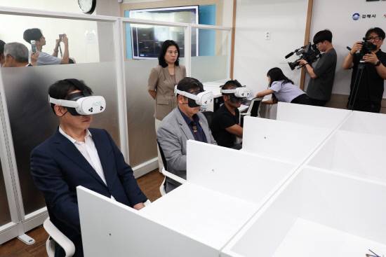 지난 22일 김해외국인근로자지원센터에서 열린 '산업안전 VR체험교육장' 개소식에서 홍태용 시장(맨왼쪽에서 두번째)이 VR 안전교육 체험을 하고 있다. 사진=김해시