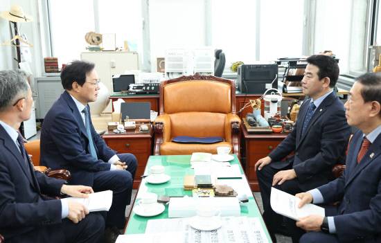 지난 4월 박완수 지사가 국회를 찾아 박정 예결위원장에게 경남 도내 현안사업이 정부의 추경에 반영돼야 한다고 건의하고 있다.