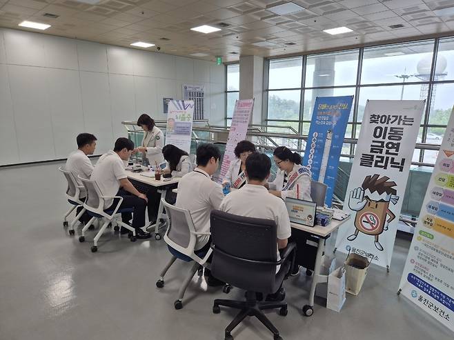 한국항공대학교 울진비행훈련원에서 금연상담과 건강관리 서비스 모습./울진군 제공