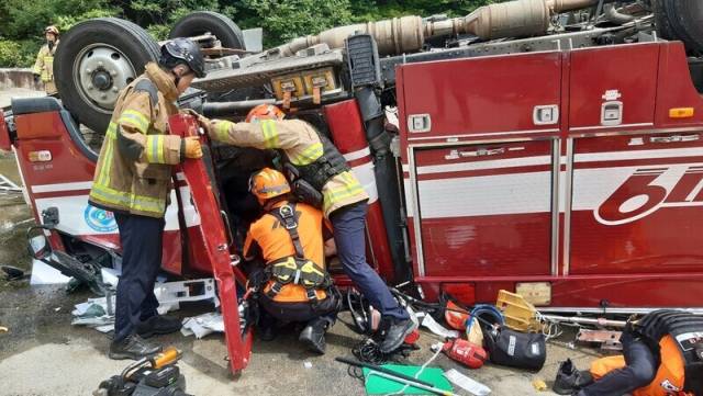 지난 21일 오후 1시21분께 경북 영천시 신녕면 치산리에 벌집 제거를 위해 출동 중이던 소방펌프차가 후진하던 중 10m 아래 낭떠러지로 추락하는 사고가 났다. 경북소방본부 제공